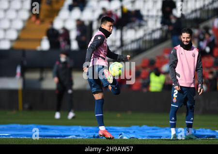 Madrid, Espagne.5 décembre 2021.Wu Lei d'Espanyol se réchauffe avant un match de football espagnol de première division entre Rayo Vallecano et le RCD Espanyol à Madrid, Espagne, le 5 décembre 2021.Credit: Gustavo Valiente/Xinhua/Alamy Live News Banque D'Images