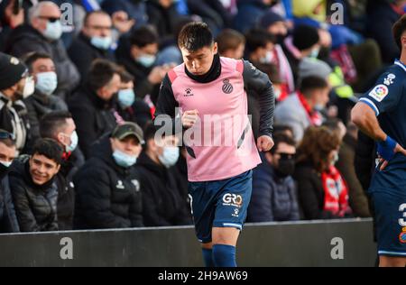 Madrid, Espagne.5 décembre 2021.Wu Lei d'Espanyol se réchauffe avant un match de football espagnol de première division entre Rayo Vallecano et le RCD Espanyol à Madrid, Espagne, le 5 décembre 2021.Credit: Gustavo Valiente/Xinhua/Alamy Live News Banque D'Images