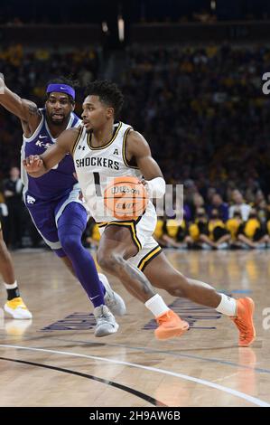 Wichita, Kansas, États-Unis.05e décembre 2021.Les Shockers de l'État de Wichita gardent Tyson Etienne (1) se rendre au panier dans la première moitié lors du match de basket-ball de la NCAA entre les Wildcats de l'État du Kansas et les Shockers de l'État de Wichita à l'Intrust Bank Arena à Wichita, Kansas.Kendall Shaw/CSM/Alay Live News Banque D'Images