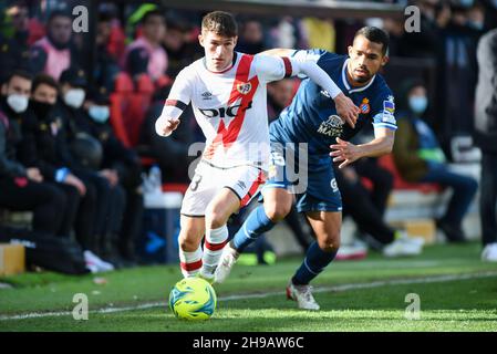 Madrid, Espagne.5 décembre 2021.Yangel Herrera (R) d'Espanol rivalise avec Fran Garcia de Vallecano lors d'un match de football espagnol de première division entre Rayo Vallecano et RCD Espanyol à Madrid, Espagne, le 5 décembre 2021.Credit: Gustavo Valiente/Xinhua/Alamy Live News Banque D'Images