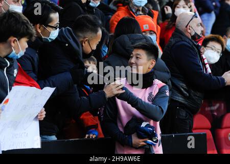 Madrid, Espagne.5 décembre 2021.Wu Lei d'Espanyol s'entretient avec des supporters avant un match de football espagnol de première division entre Rayo Vallecano et le RCD Espanyol à Madrid, Espagne, le 5 décembre 2021.Credit: Gustavo Valiente/Xinhua/Alamy Live News Banque D'Images