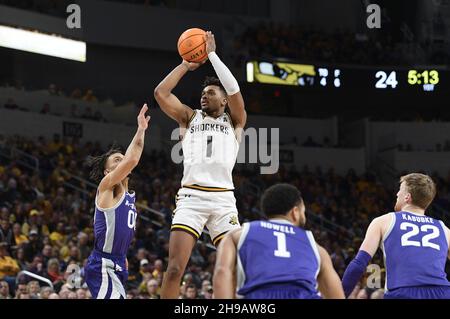 Wichita, Kansas, États-Unis.05e décembre 2021.Les Shockers de l'État de Wichita gardent Tyson Etienne (1) tire un cavalier lors du match de basket-ball de la NCAA entre les Wildcats de l'État du Kansas et les Shockers de l'État de Wichita à l'Intrust Bank Arena à Wichita, Kansas.Kendall Shaw/CSM/Alay Live News Banque D'Images