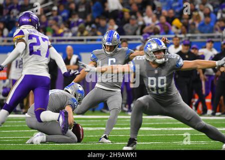 DETROIT, MI - 5 DÉCEMBRE : les Detroit Lions PK Riley Patterson (6) lance un PAT lors d'un match NFL entre Minnesota Vikings et Detroit Lions le 5 décembre 2021 à Ford Field à Detroit, MI (photo d'Allan Dranberg/CSM) crédit : CAL Sport Media/Alay Live News Banque D'Images