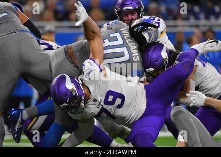 DETROIT, MI - DÉCEMBRE 5 : les Detroit Lions RB Jamaal Williams (30) tentent de s'écraser à travers un mur de Vikings pendant le match NFL entre les Minnesota Vikings et les Detroit Lions le 5 décembre 2021 à Ford Field à Detroit, MI (photo d'Allan Dranberg/CSM) crédit : CAL Sport Media/Alay Live News Banque D'Images