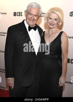 Washington, États-Unis.05e décembre 2021.Newt Gingrich, ancien Président de la Chambre des communes, et Callista Gingrich, épouse, posent pour les photographes à leur arrivée pour le gala des honneurs du Kennedy Centre 2021 à Washington, le dimanche 5 décembre 2021.Les distinctions honorifiques sont accordées chaque année à ceux qui sont dans les arts de la scène pour leur vie de contributions à la culture américaine.Photo de Mike Theiler/UPI crédit: UPI/Alay Live News Banque D'Images