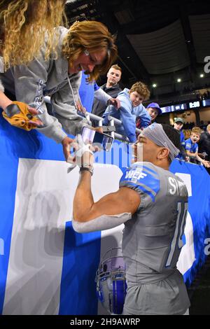 DETROIT, MI - DÉCEMBRE 5 : Detroit Lions WR Amon-Ra St. Brown (14) letÕs un fan prend son gant comme souvenir après un match de la NFL entre Minnesota Vikings et Detroit Lions le 5 décembre 2021 au Ford Field de Detroit, MI (photo d'Allan Dranberg/CSM) Credit: CAL Sport Media/Alay Live News Banque D'Images