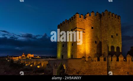 Vue nocturne de la Tour Calahorra au bout du pont romain sur le fleuve Guadalquivir, Cordoue, province de Cordoue, Communauté autonome d'Andalousie, Espagne Banque D'Images