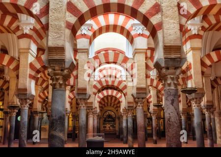 Salle de prière avec arches à deux niveaux à la cathédrale de Mezquita (mosquée-cathédrale ou grande mosquée de Cordoue), Cordoue, province de Cordoue, Espagne Banque D'Images