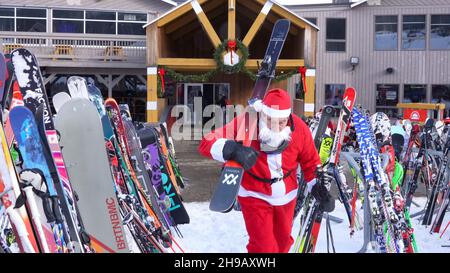 Bethel, Maine, Etats-Unis: 5 décembre 2021, Un skieur habillé comme le Père Noël porte son ski pour participer à l'association Santa Sunday à la station de ski Sunday River.Credit: Keiko Hiromi/AFLO/Alay Live News Banque D'Images