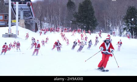Bethel, Maine, Etats-Unis: 5 décembre 2021, les skieurs vêtus du Père Noël participent à l'association Santa Sunday à la station de ski Sunday River.Credit: Keiko Hiromi/AFLO/Alay Live News Banque D'Images