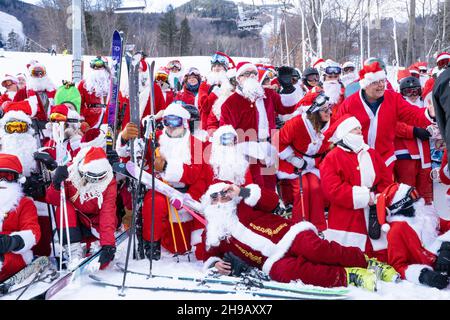 Bethel, Maine, Etats-Unis: 5 décembre 2021, les skieurs vêtus du Père Noël participent à l'association Santa Sunday à la station de ski Sunday River.Credit: Keiko Hiromi/AFLO/Alay Live News Banque D'Images