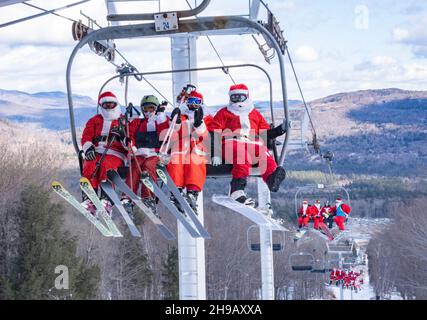 Bethel, Maine, Etats-Unis : 5 décembre 2021, les skieurs vêtus de Santa Claus prennent des remontées mécaniques pour participer à l'association Santa Sunday à la station de ski Sunday River.Credit: Keiko Hiromi/AFLO/Alay Live News Banque D'Images