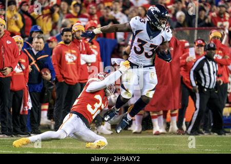 Kansas City, États-Unis.05e décembre 2021.Denver Broncos en arrière Javonte Williams (33) est retiré par la sécurité libre des chefs de Kansas City Tyrann Mathieu (32) dans le deuxième trimestre au stade Arrowhead à Kansas City, Mo, le dimanche 05 décembre 2021.Photo de Kyle Rivas/UPI crédit: UPI/Alay Live News Banque D'Images