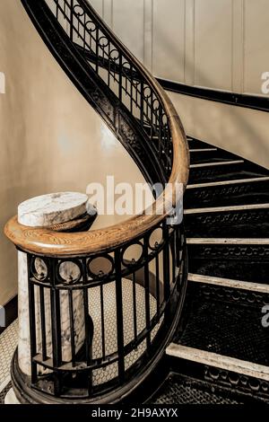 Grand escalier en colimaçon dans le palais de justice du comté du Pacifique, South Bend, État de Washington, États-Unis Banque D'Images