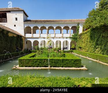 Cour de l'arbre cyprès de Sultana à Palacio de Generalife à Alhambra, Grenade, province de Grenade, Communauté autonome d'Andalousie, Espagne Banque D'Images