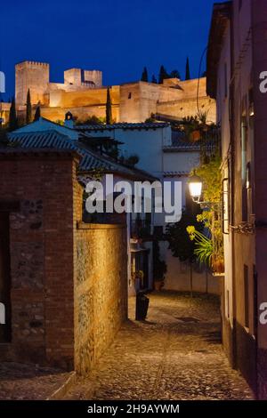 Vue nocturne de l'Albaicin, le vieux quartier arabe avec les tours de fort de l'Alhambra au loin, Grenade, province de Grenade, Communauté autonome d'Andalousie, Banque D'Images