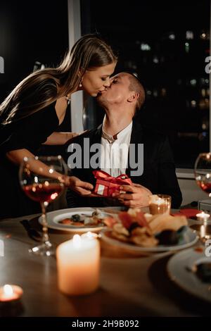 Baiser passionné sur un homme et une femme de date, dîner de fête de la Saint-Valentin pour deux, un cadeau à un être cher, anniversaire de mariage Banque D'Images