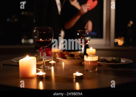 Dîner romantique, vin rouge dans des verres et des bougies, date pour deux, soirée de la Saint-Valentin Banque D'Images