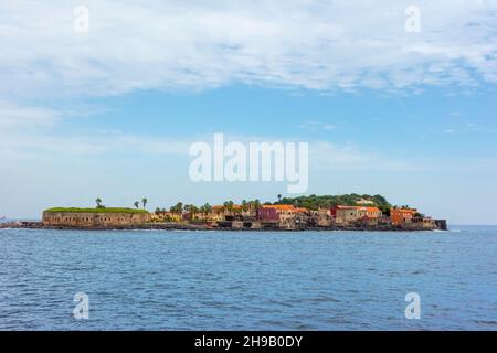 Vue à distance de l'île de Goree, site classé au patrimoine mondial de l'UNESCO, région de Dakar, Sénégal Banque D'Images