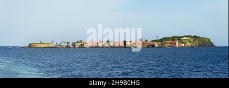 Vue à distance de l'île de Goree, site classé au patrimoine mondial de l'UNESCO, région de Dakar, Sénégal Banque D'Images