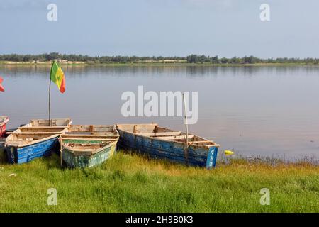 Bateaux sur les rives du lac Retba (Lac Rose), site classé au patrimoine mondial de l'UNESCO, presqu'île du Cap Vert, Sénégal Banque D'Images