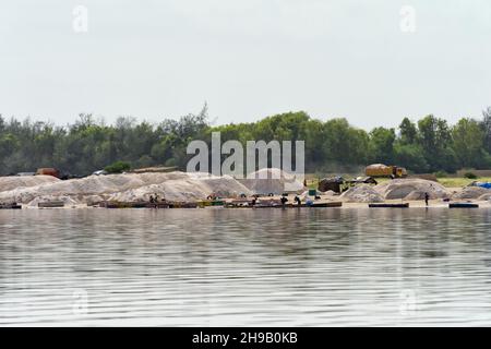 Monticules de sel récoltés sur le lac Retba (lac Pink), site classé au patrimoine mondial de l'UNESCO, péninsule du Cap Vert, Sénégal Banque D'Images
