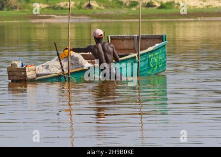 Ouvrier récoltant du sel sur le lac Retba (lac Pink), site classé au patrimoine mondial de l'UNESCO, péninsule du Cap Vert, Sénégal Banque D'Images