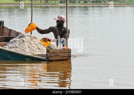 Ouvrier récoltant du sel sur le lac Retba (lac Pink), site classé au patrimoine mondial de l'UNESCO, péninsule du Cap Vert, Sénégal Banque D'Images