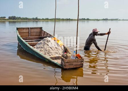 Ouvrier récoltant du sel sur le lac Retba (lac Pink), site classé au patrimoine mondial de l'UNESCO, péninsule du Cap Vert, Sénégal Banque D'Images