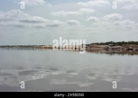 Monticules de sel récoltés sur le lac Retba (lac Pink), site classé au patrimoine mondial de l'UNESCO, péninsule du Cap Vert, Sénégal Banque D'Images