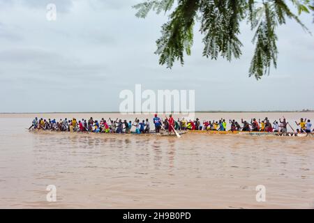 Courses de canoë (un sport indigène du Sénégal) sur le fleuve Sénégal, Saint-Louis, Sénégal Banque D'Images