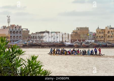 Courses de canoë (un sport indigène du Sénégal) sur le fleuve Sénégal, Saint-Louis, Sénégal Banque D'Images