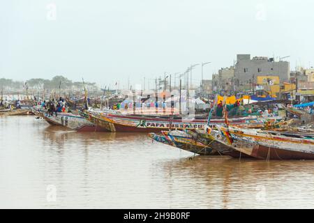 Bateaux colorés sur le fleuve Sénégal, Saint-Louis, Sénégal Banque D'Images