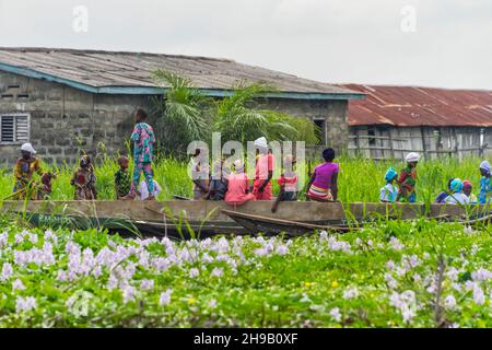 Jacinthe d'eau, maisons de village et bateaux dans le village lacustre de Ganvie sur le lac Nokoue, Bénin Banque D'Images