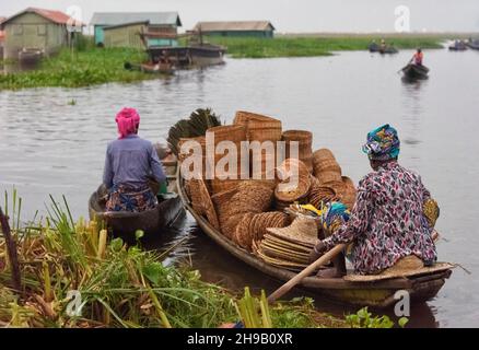 Bateaux sur le lac Nokoue pour le marché du matin, Ganvie, Bénin Banque D'Images