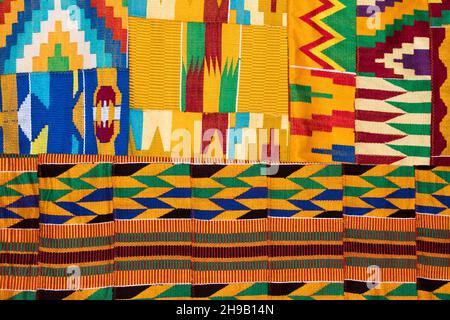 Tissage de tissu Kente, un type de soie et de tissu de coton fait de bandes de tissu intertissé et originaire du groupe ethnique Akan du Ghana, Ashanti Regio Banque D'Images