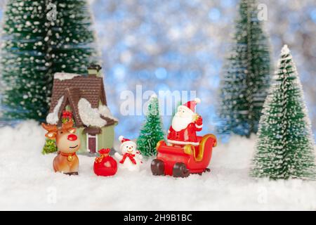 carte de vœux de noël, père noël, bonhomme de neige et renne avec cadeaux en traîneau, concept Banque D'Images