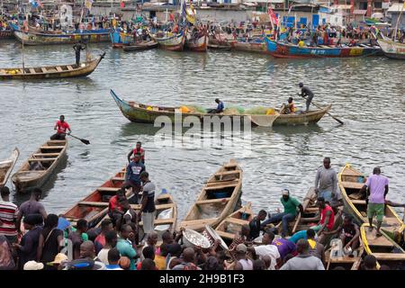 Bateau de pêche dans le port de He, Elmina, région centrale, Ghana Banque D'Images