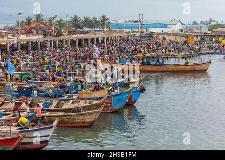 Bateaux de pêche colorés dans le port, Elmina, région centrale, Ghana Banque D'Images