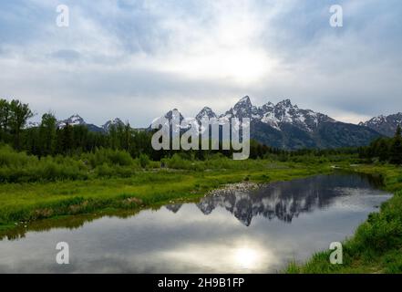 Branche de la rivière Snake à Schwabacher Landing avec les monts Teton enneigés en arrière-plan et reflétés dans l'eau.Photographié au crépuscule. Banque D'Images