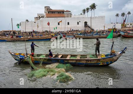 Château d'Elmina (Château de Saint George/fort Saint Jorge), site classé au patrimoine mondial de l'UNESCO, avec bateaux de pêche dans le port, Elmina, région centrale, Ghana Banque D'Images