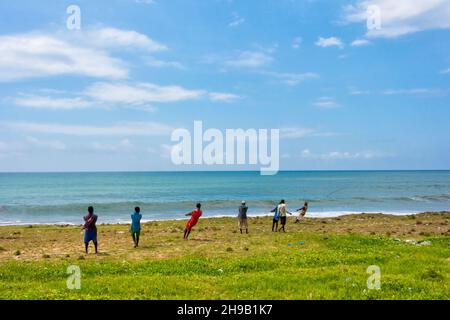 Pêcheurs tirant des filets de poisson sur la plage, Cape Coast, région du Centre, Ghana Banque D'Images