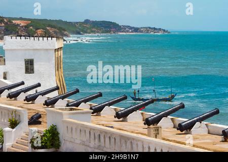 Cannon sur le mur à Cape Coast Castle, site classé au patrimoine mondial de l'UNESCO, Cape Coast, région du Centre, Ghana Banque D'Images