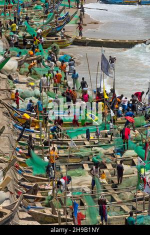 Bateaux de pêche colorés dans le port, Cape Coast, région du Centre, Ghana Banque D'Images