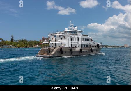 Nassau, Bahamas - 14 mai 2019 : yacht de luxe Loon naviguant dans le port de Nassau.Certains équipiers sur des terrasses ouvertes.Eau turquoise au premier plan.SH Banque D'Images