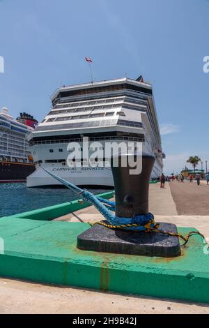 Nassau, Bahamas - 14 mai 2019 : bateau de croisière Carnival Sunrise amarré au quai Prince George.Poteau d'amarrage et corde d'amarrage au premier plan.Ciel bleu Banque D'Images