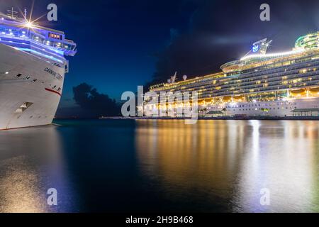 Nassau, Bahamas - 6 juillet 2019 : magnifique photo du bateau de croisière Mariner of the Seas au départ de Prince George Wharf la nuit et laissant des réflexions sur le TH Banque D'Images