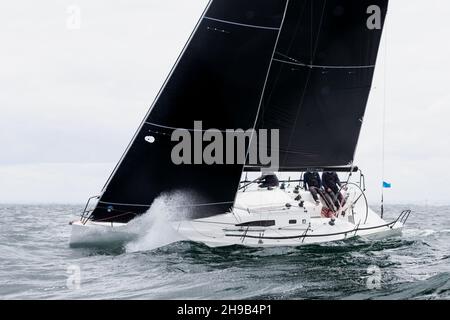 Les yachts à quille fixe sont vus en compétition lors de la série australienne de la voile 2021/22 à Port Phillip Bay, Melbourne. Banque D'Images