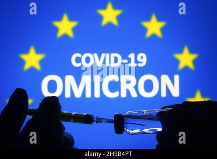 Ukraine.05e décembre 2021.Dans cette illustration, une seringue médicale et un flacon sont vus devant les mots Omicron COVID-19 et le drapeau de l'UE (Union européenne) en arrière-plan.OMICRON (B.1.1.529) : la variante du SRAS-COV-2 continue de se propager dans le monde entier.Crédit : SOPA Images Limited/Alamy Live News Banque D'Images