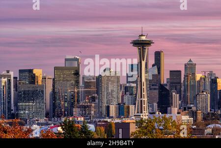 Horizon de Seattle dominé par Space Needle au coucher du soleil, État de Washington, États-Unis Banque D'Images